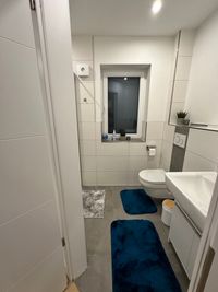 Badezimmer mit Waschbecken und WC